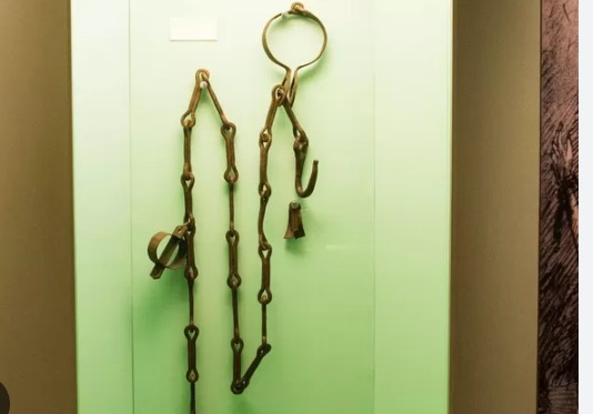 Algemas semelhantes a usados pelos escravos da época